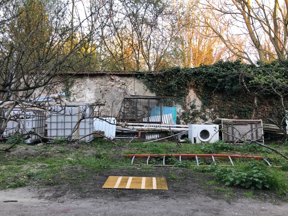 Still Point (3), Joana Zimmermann, bois de palette, tasseaux, couvertures de survie et cadre en métal, 2019 © GALERIE CHLOE SALGADO