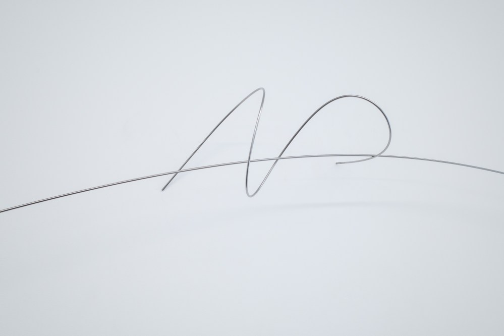 Un soir (détail), Léa Dumayet, acier inoxidable, 60x285x21 cm, 2019 © GALERIE CHLOE SALGADO